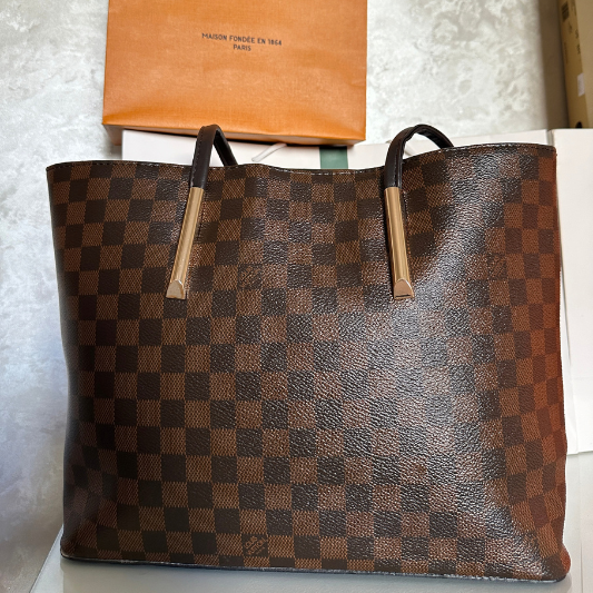 Grand Sac à Épaule Femme – Motif Damier Marron & Détails Dorés